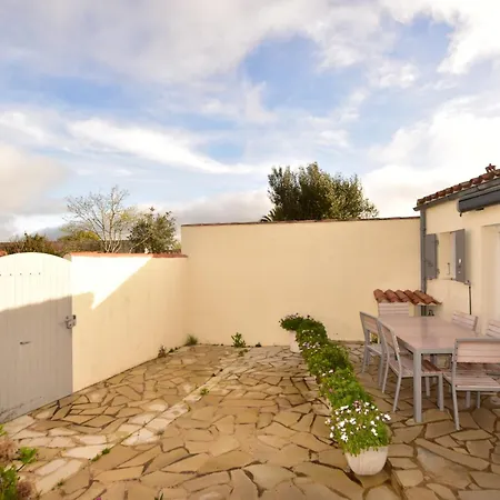 Large Close To The * Saint-Martin-de-Ré